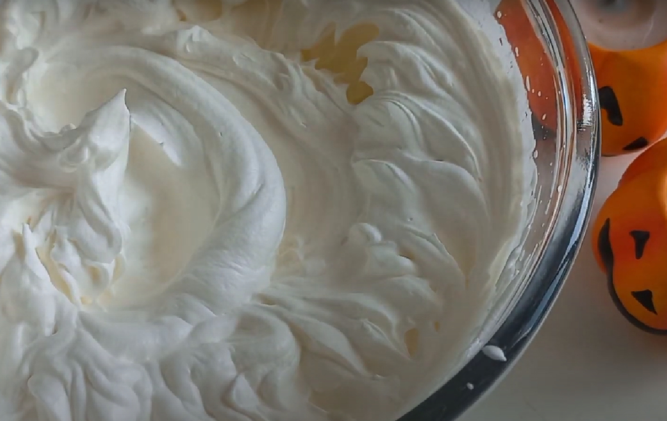 Дивовижний торт з привидами на Хелловін: рецепт шоколадного бісквіта для всієї родини